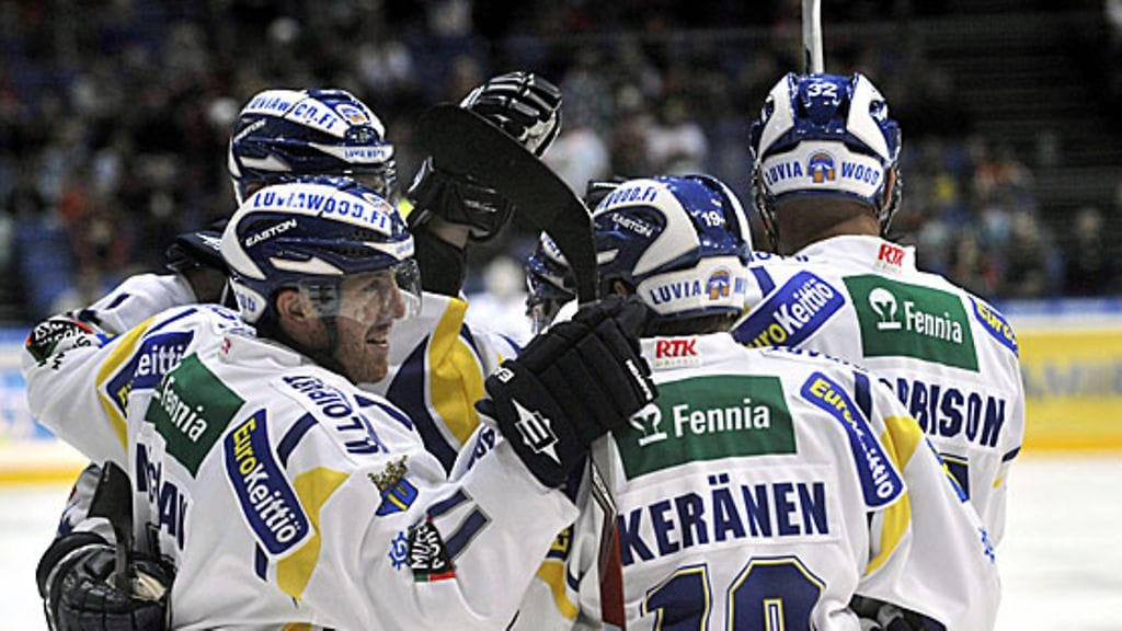 Rauman Lukko juhlii kierrokselta toiselle. Kuva: Markku Ulander/LEHTIKUVA.