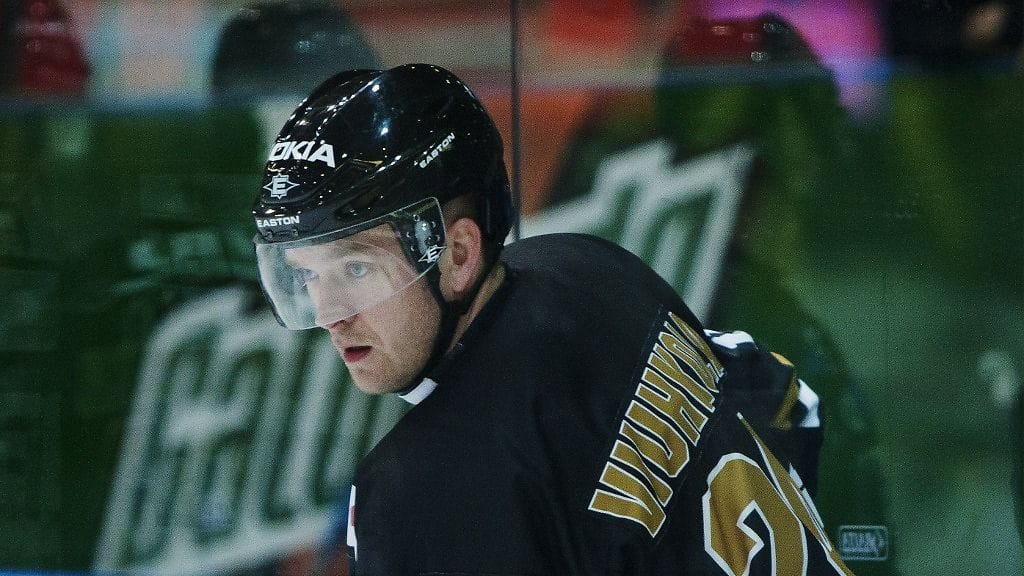 Oulun Kärppien numero 24 Jari Viuhkola jääkiekon SM-liigan ottelussa Kärpät vastaan JYP Oulussa 17. syyskuuta 2011.