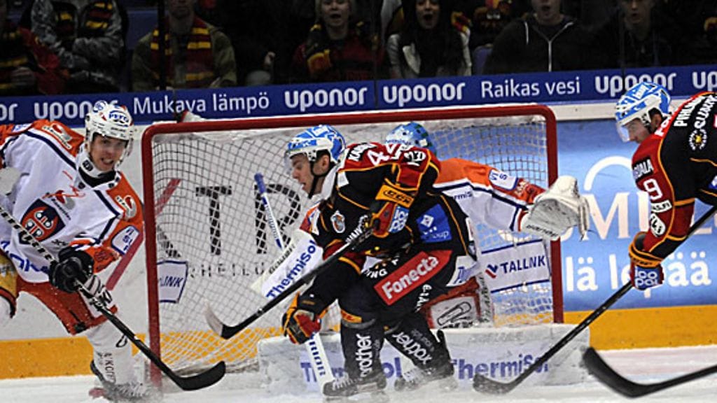 Jokerien Ben Eaves (kesk.) Tappara-maalilla.