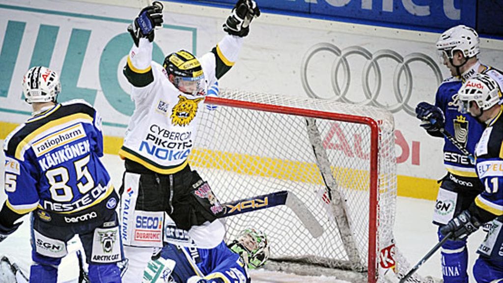 Ilveksen Pasi Määttänen juhlii voittoa Bluesista. Kuva: Antti Aimo-Koivisto/LEHTIKUVA.