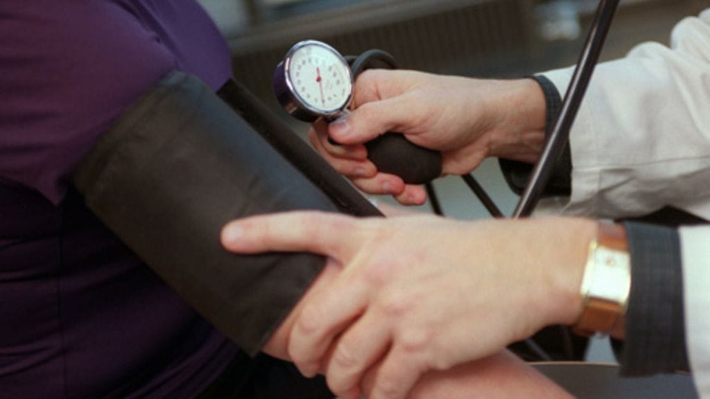 Korkean verenpaineen merkitys eteisvärinä-rytmihäiriön riskitekijänä näyttää pienenvän ikääntyessä. Kuvituskuva.