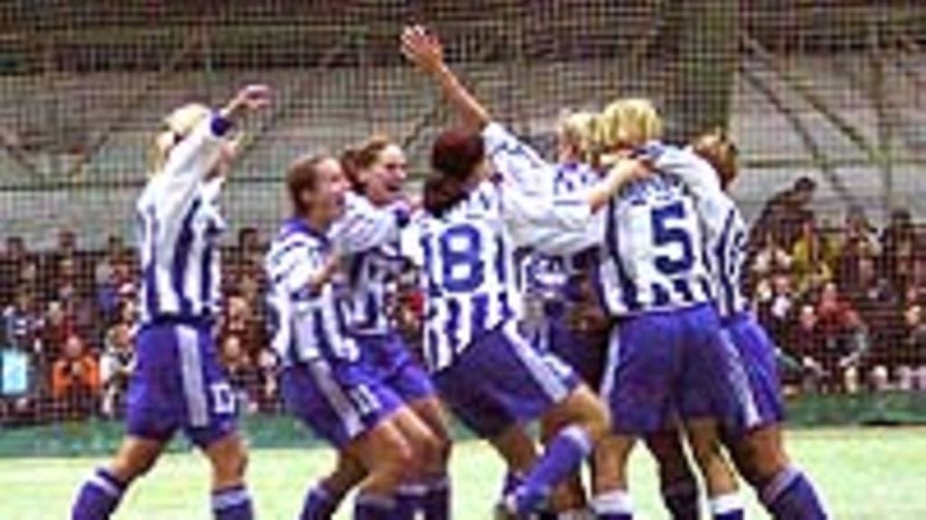 Klubin naiset juhlii (Kuva: www.hjk.fi)