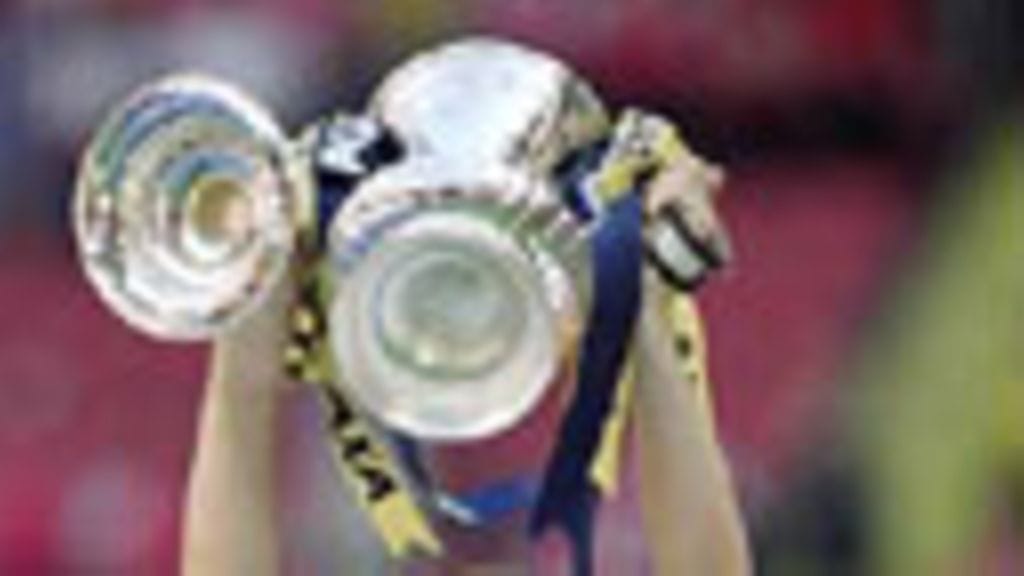 Sami Hyypiä juhlii FA Cupin voittoa (Photo: Ben Radford / Allsport)