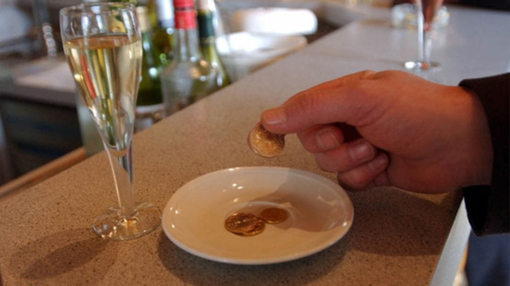 Laskun loppusummasta jätetään ulkomailla usein noin kymmenen prosenttia tippiä.