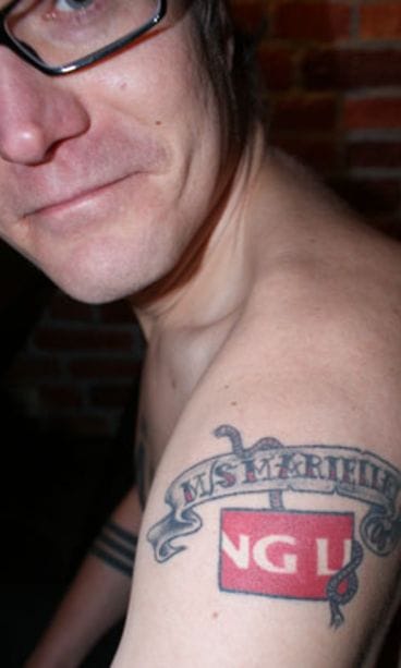 Wallu Valpio esittelee tatuointejaan. (Kuva: Santtu Palm/MTV3)
