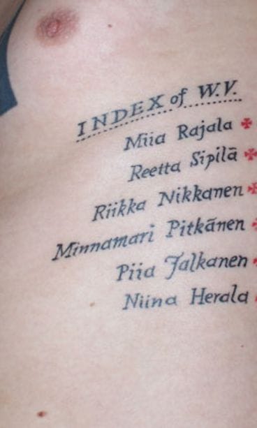 Wallu Valpio esittelee tatuointejaan. (Kuva: Santtu Palm/MTV3)