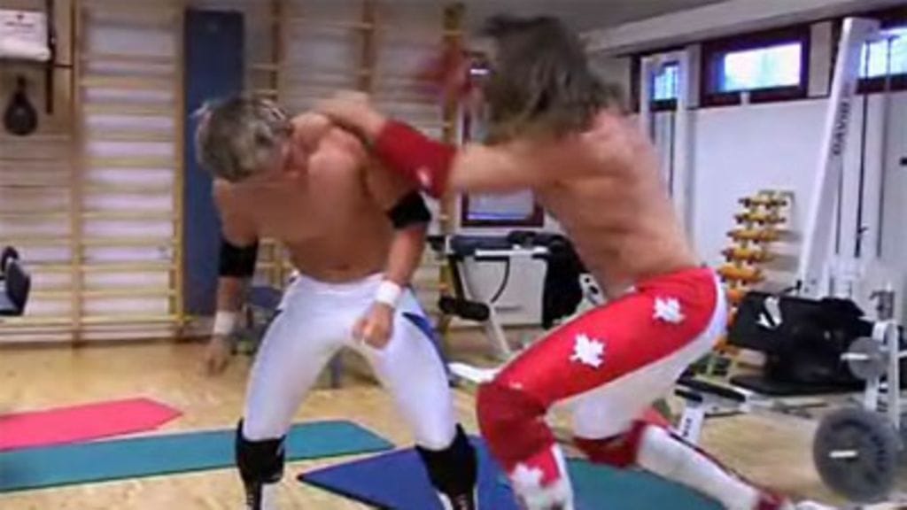 Salama ja StarBuck ottavat mittaa toisistaan.