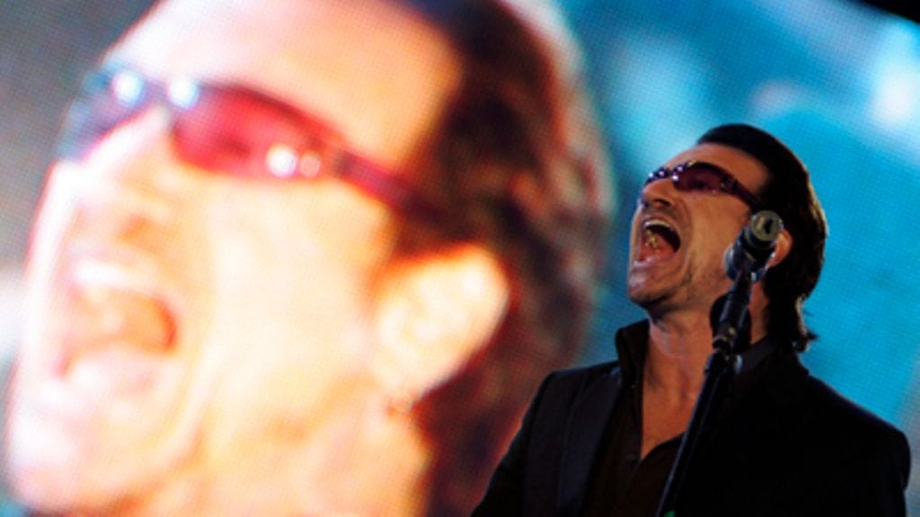 Bono esiintyy Live 8 -konsertissa. (Kuva: MJ Kim/Getty Images)