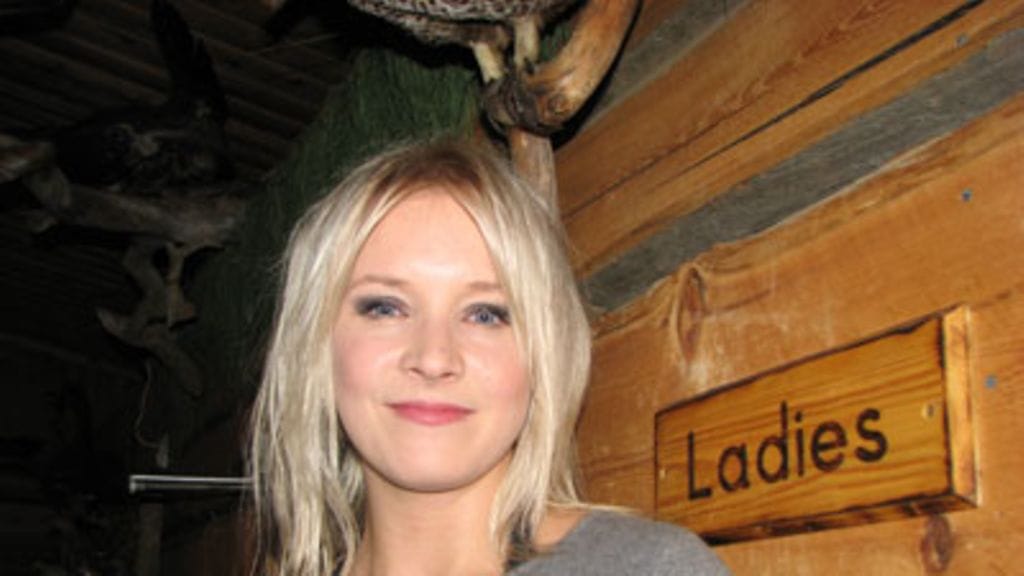 Jonna Tervomaa viihdytti avajaisyleisöä. (Kuva: Helena Mustonen / MTV3)