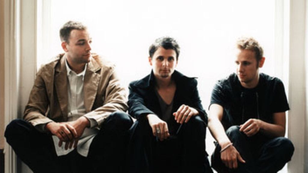 Musen pojat istuvat. (Kuva: Warner Music)