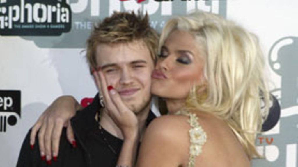 Anna Nicole Smith Danielin kanssa vuonna 2004. (Kuva: (Photo by Frazer Harrison/Getty Images)