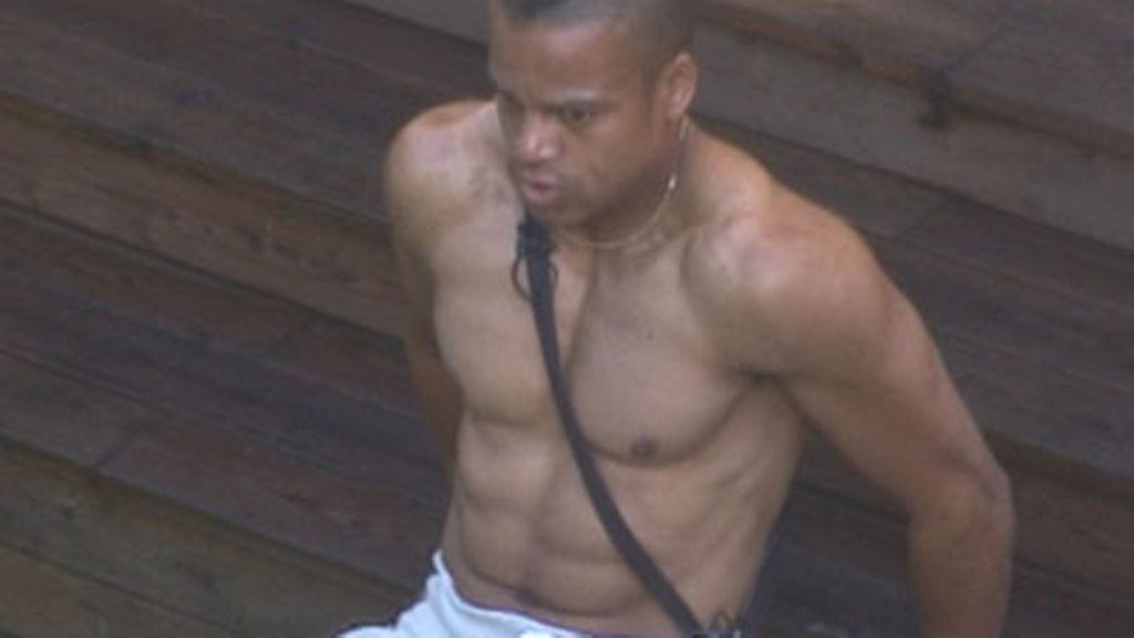 BB-Aki esittelee mielellään vartaloaan.