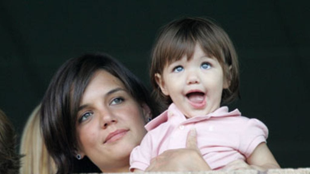 Suri Cruise äitinsä Katie Holmesin kanssa. (Kuva: Toby Canham/Getty Images)