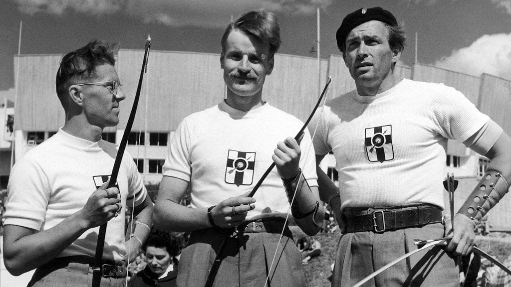 Tapio Rautavaara osallistumassa jousiammuntakisaan Olympiastadionin edustalla.