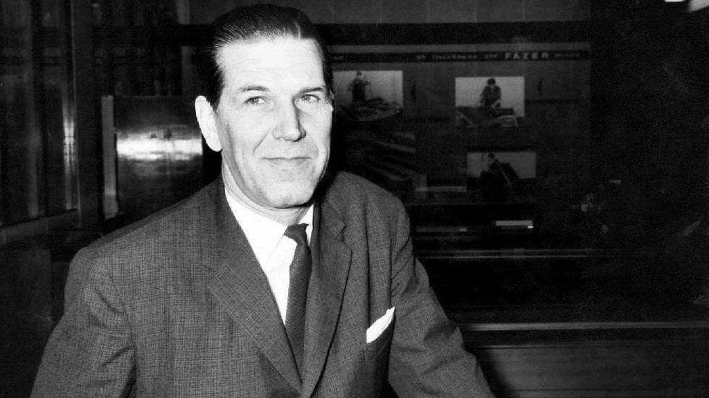 Suomen sodanjälkeisen kulttuurin jyrkkä kahtiajako taiteeseen ja viihteeseen kuminoitui paljolta Reino Helismaan persoonaan.