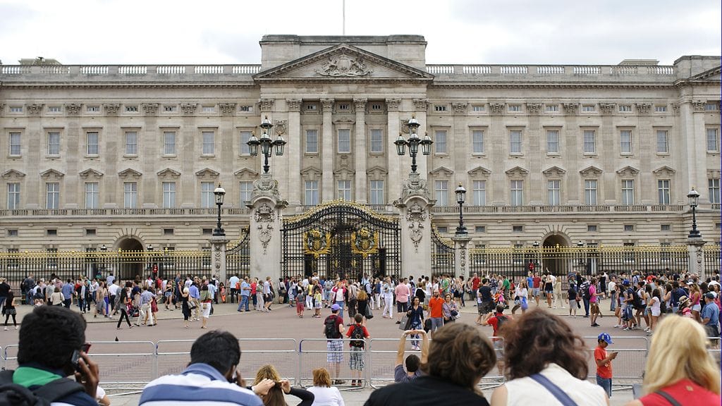 Katsojat kerääntyvät jo palatsin ympärille odottamaan.