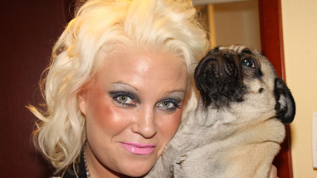 Julia Tukiainen hoitaa raittiutta kävelylenkeillä koiran kanssa.