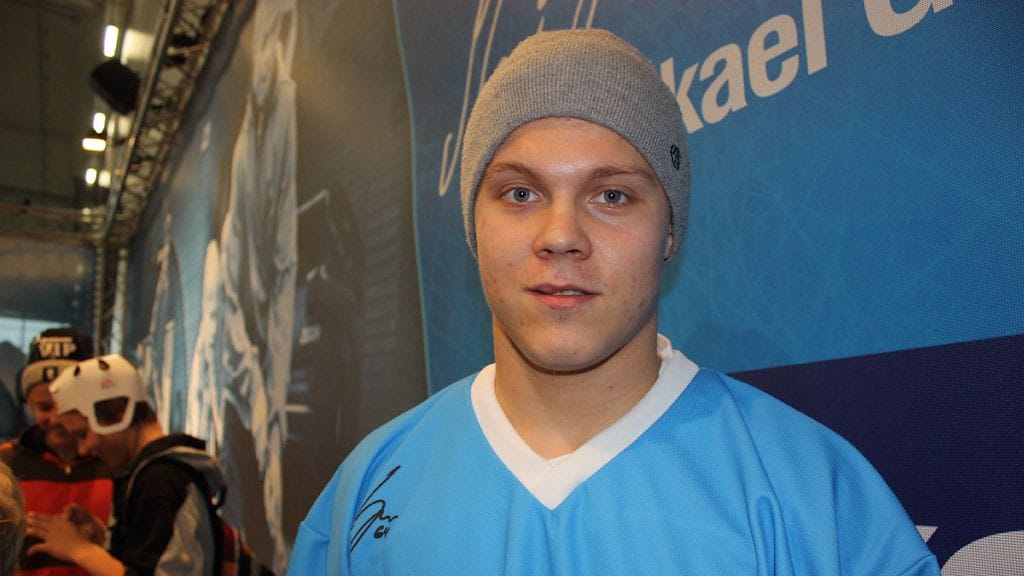 Mikael Granlund jakoi nimikirjoituksia Messukeskuksessa.