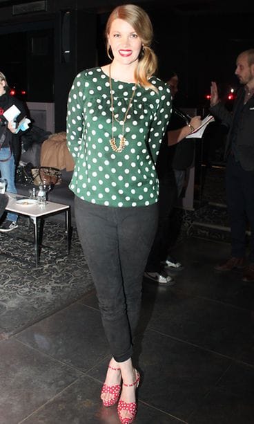 Pipsa Hurmerinta oli valinnut ylleen pirteät värit, vihreän paidan ja punaiset korkokengät.