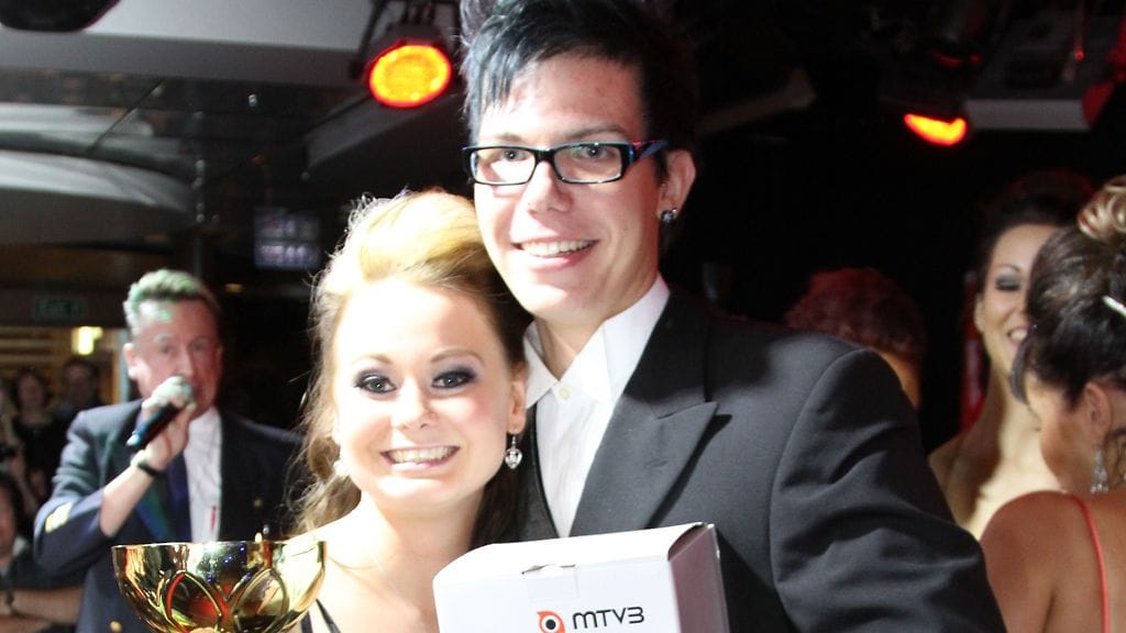 Onnellisten voittajien Niina Korhosen ja Henriikki Turpeisen kelpaa hymyillä.