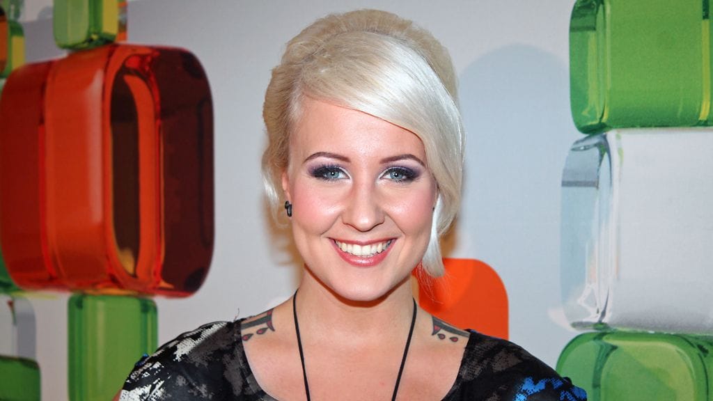 Elina Viitanen juontaa Big Brother Talk Show'n.