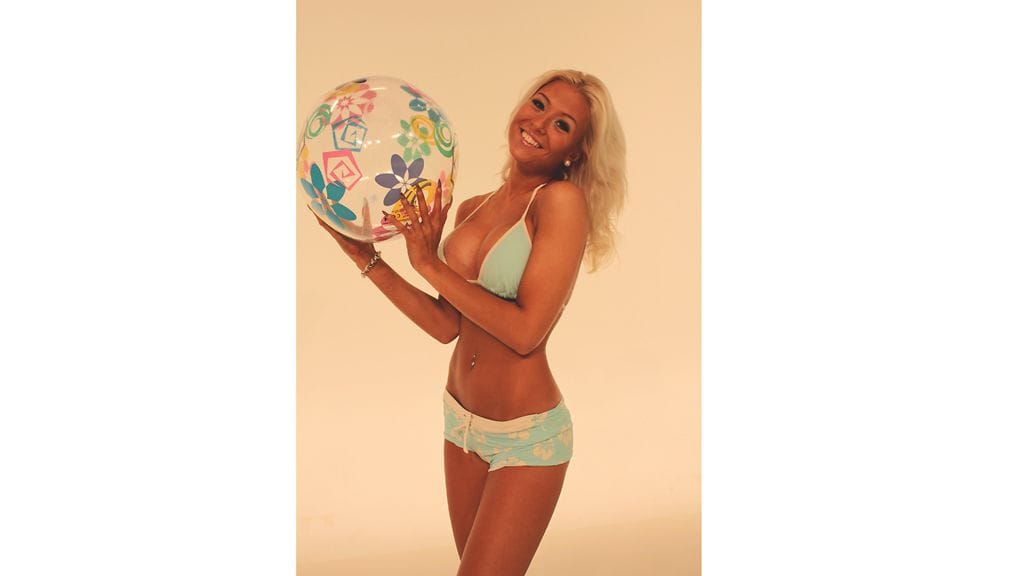 Maisa Torppa juontaa Maikkarin Rantalentis-ohjelmaa.