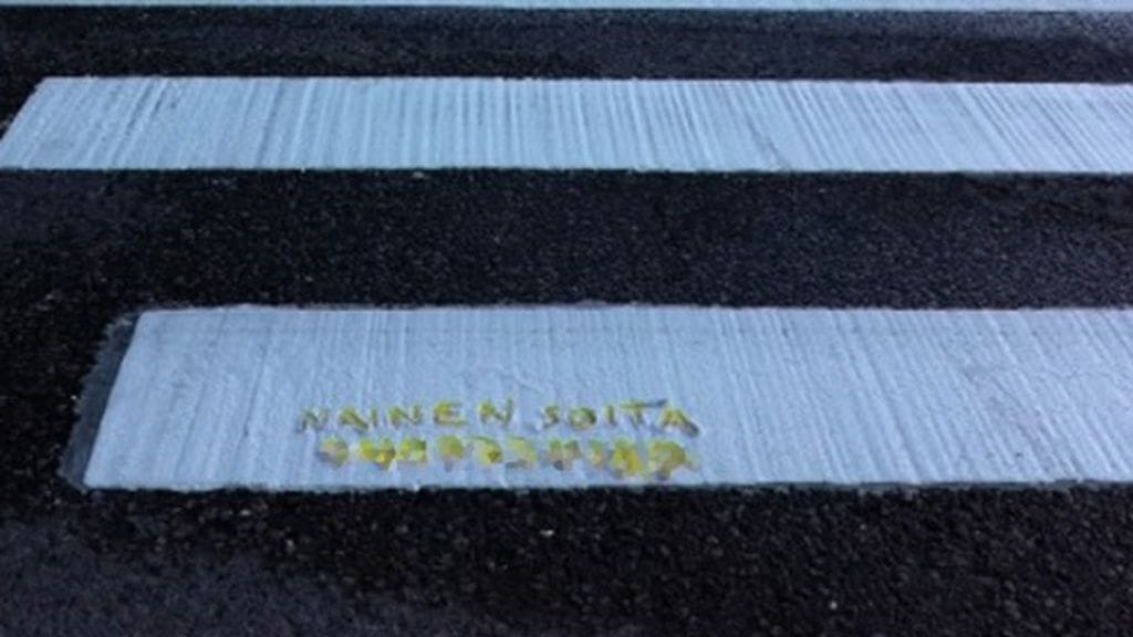 Helsingin keskustan suojatiestä löytyi torstaiaamuna erikoinen treffi-ilmoitus.