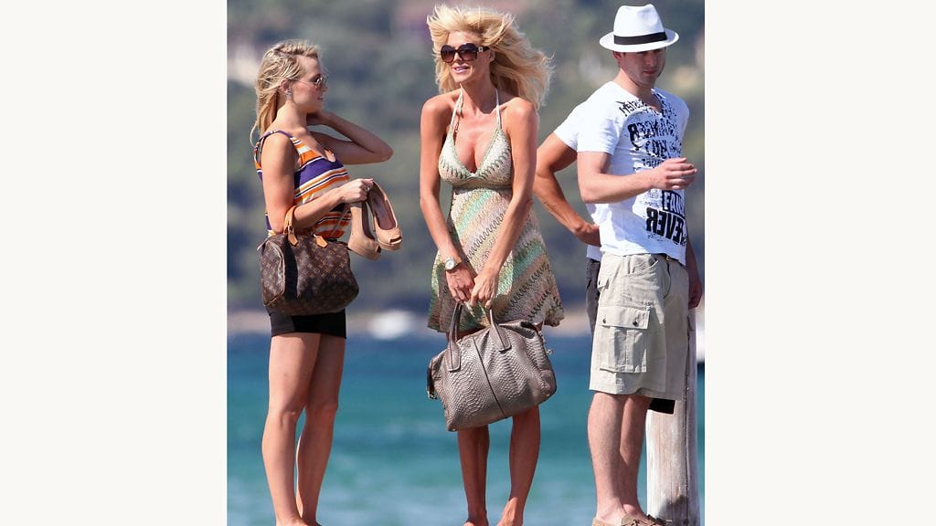 Victoria Silvstedt rantalomalla St Tropezissa.