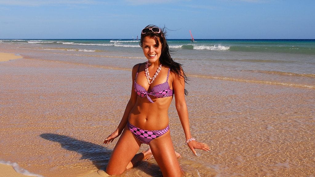 Satu Tuomisto ja Finnewearin bikinit.