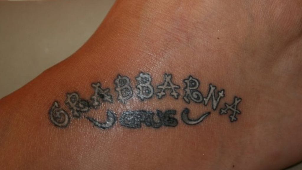 Johanna Rönnberg tatuoi baarin logon ihoonsa.