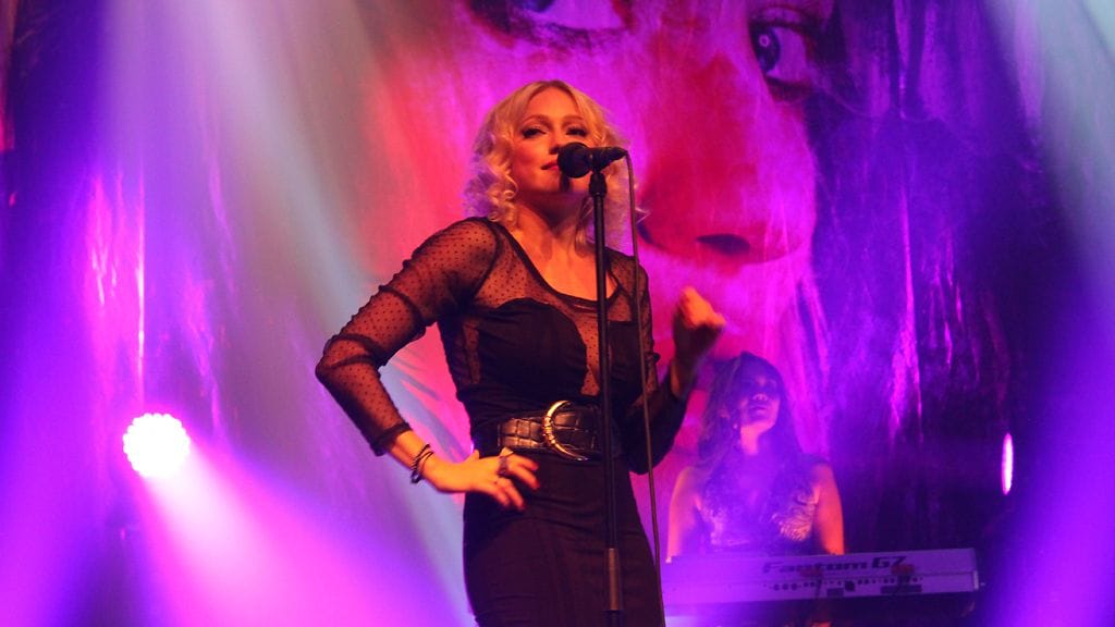 Chisu esiintyi seksikkäässä pikkumustassa.