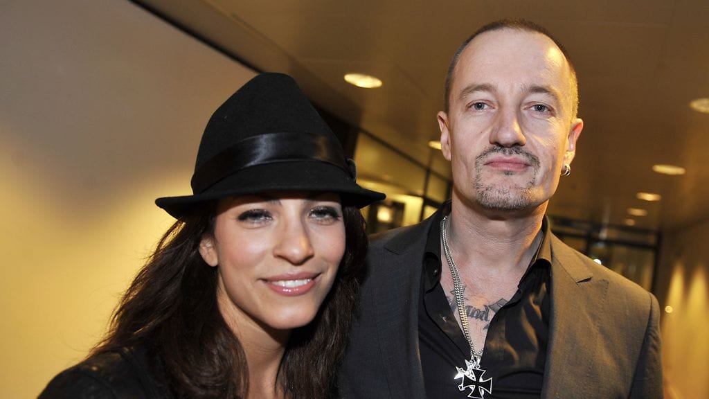 Olli Saarela kosi Jenni Banerjeeta yllättäen lentokentällä, uutisoi Ilta-Sanomat.