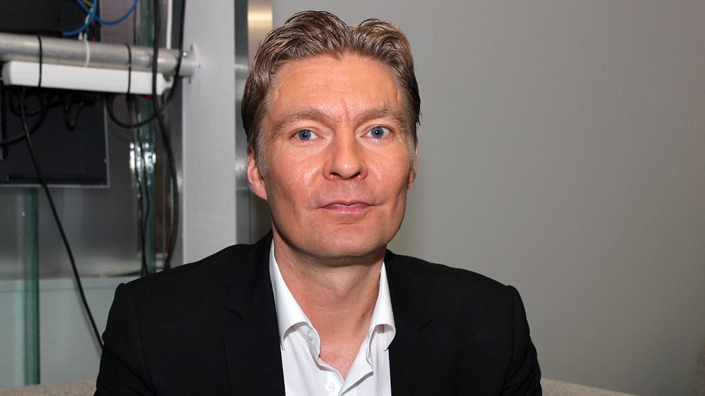 Kirjailija Riku Korhonen julkaisi romaanin vaikeiden aikojen jälkeen.