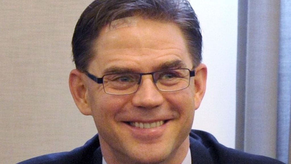 Jyrki Katainen oli yhtä hymyä, vaikka otsassa oli laastari ja 7 tikkiä.