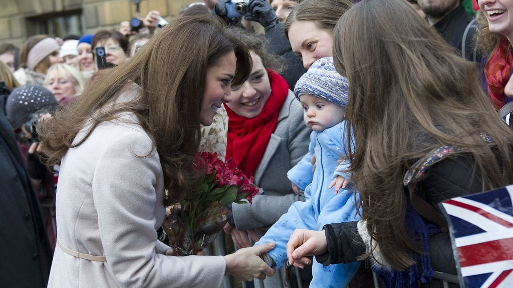 Catherine tervehtii prinssi Williamin mukaan nimettyä James William Daviesia.