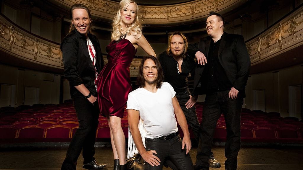 Elonkerjuu-yhtye valmistelee juuri tulevaa albumiaan, keikat alkavat syksyllä. Johannan asu Katri Niskanen. Juhan Lagströmin paita Dusty