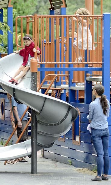 Katie Holmes seurasi vierestä tyttärensä leikkejä.