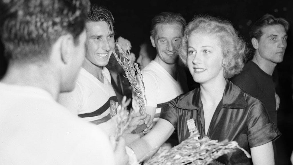 Miss Universum Armi Kuusela kukitti Unkarin jalkapallojoukkueen.