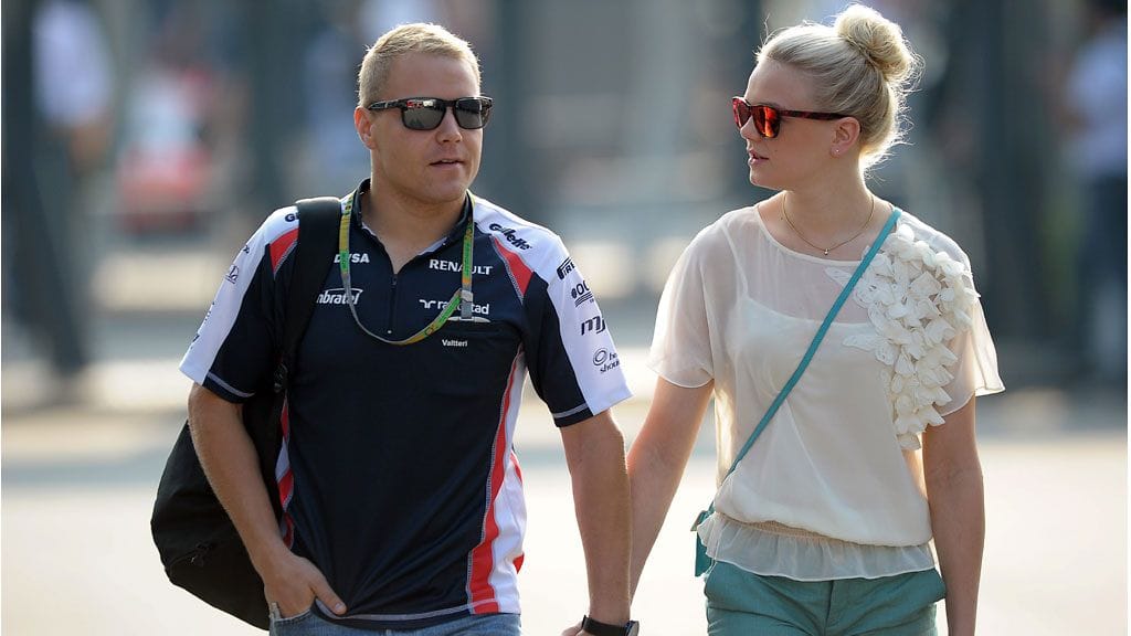 Emilia on oppinut jo varikkopukeutumisen, mitä lyhyempää sen parempaa.