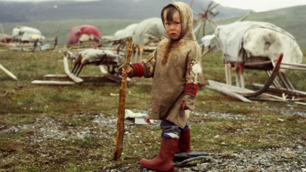 Pikku vaeltaja Siperian tundralla.