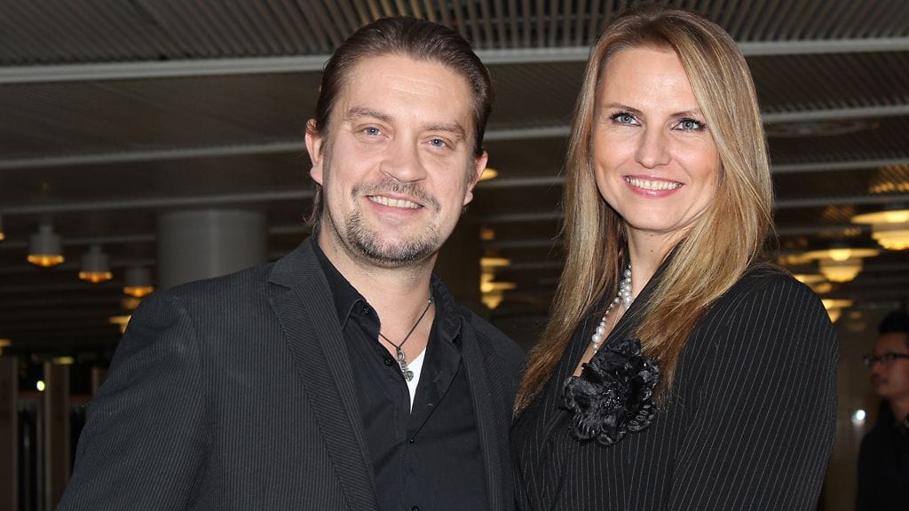 Oskari Katajisto saapui paikalle vaalean kaunottaren kanssa.