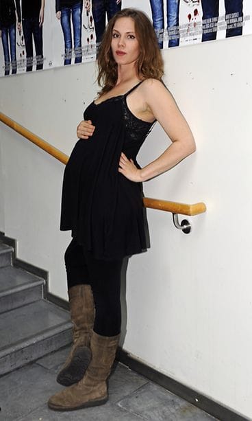 Pihla Viitala poseerasi näyttävästi paljastaen vauvamahansa.