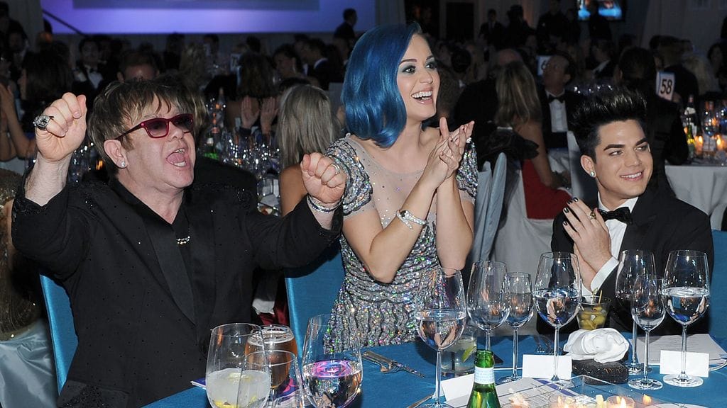 Adam Elton Johnin ja Katy Perryn kanssa samassa pöydässä.