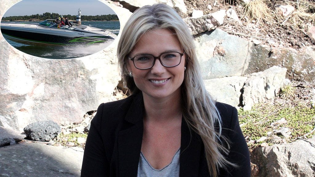 Viivi Avellan kauppaa hulppeaa venettä.