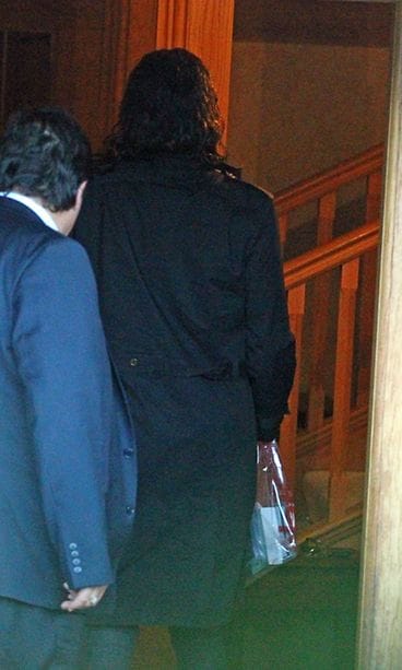 Russell Brand menossa Gerin asuntoon.