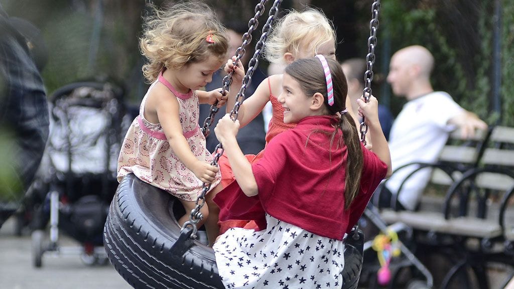 Suri Cruise pääsi leikkimään aivan normaalien lasten kanssa.