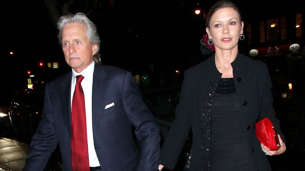 Edestäpäin katsottuna Catherine Zeta-Jonesin vauvakumpua ei näkynyt.