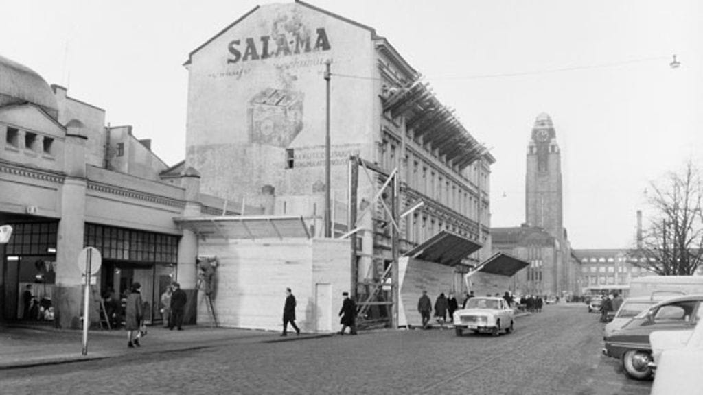 Skohan taloa puretaan Keskuskadulla tulevan City-korttelin "Makkaratalon" tieltä vuonna 1964.