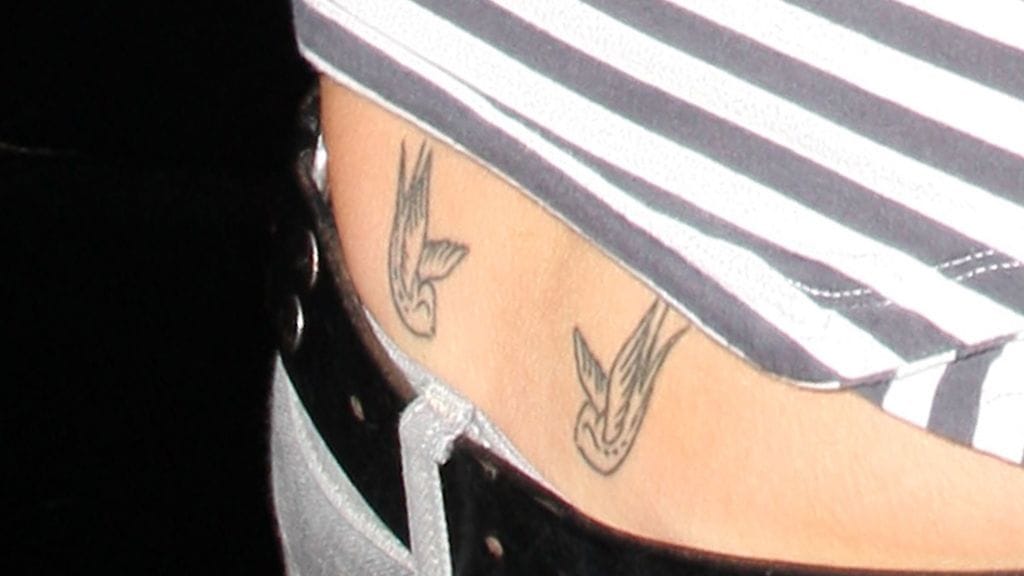 Kate Mossin alaselkää koristaa kaksi kyyhkystä.