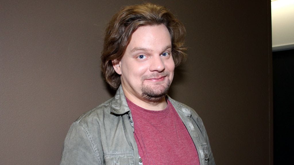 Rapakon taakse perheensä kanssa muuttanut koomikko Ismo Leikola myy luksushuvilaansa Sipoosta.